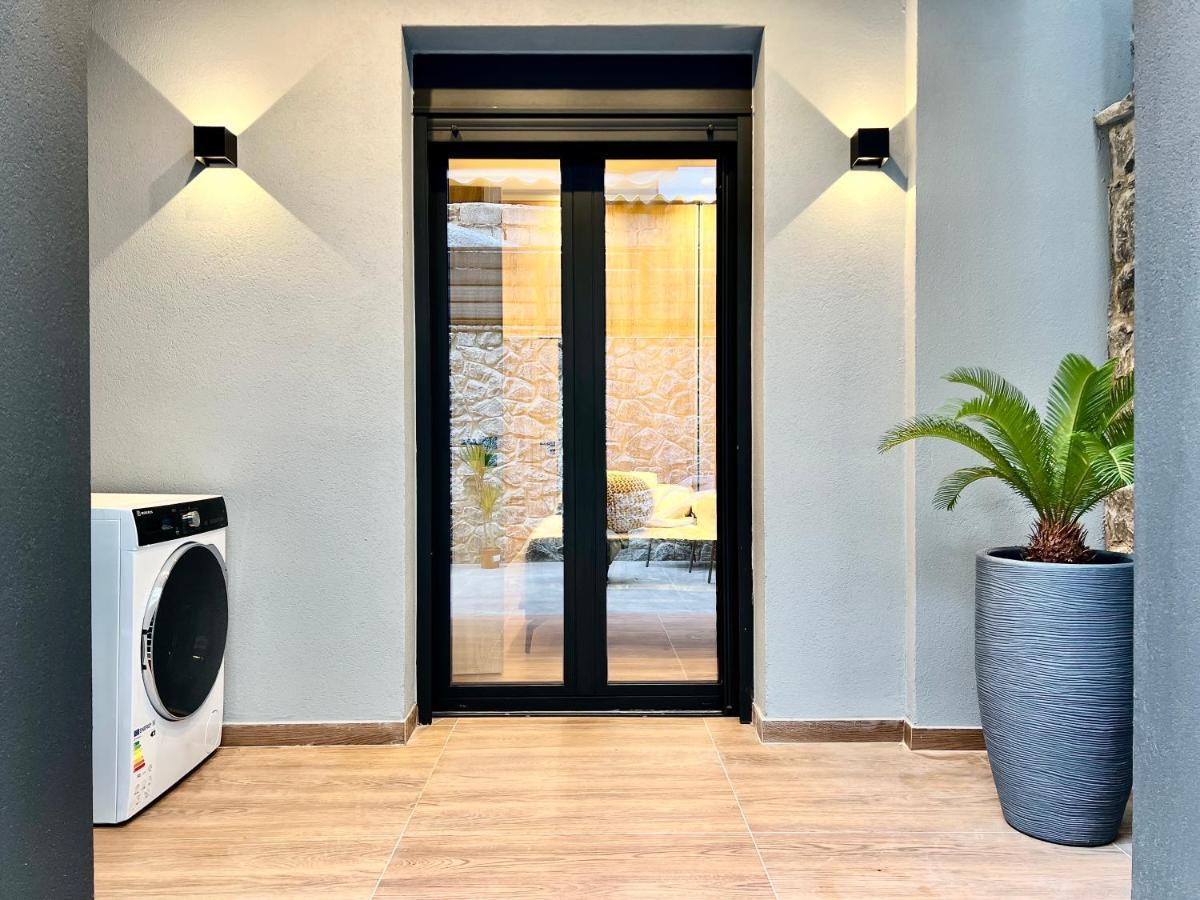 T&T Luxury Apartments - Rooftop Jacuzzi Athens Ngoại thất bức ảnh